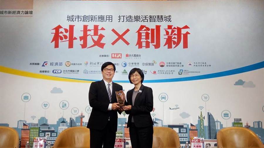 （東元集團(tuán)董事長(zhǎng)邱純枝5日從行政院副院長(zhǎng)陳其邁手中，接下臺(tái)灣智慧城市發(fā)展協(xié)會(huì)頒發(fā)智慧城市卓越貢獻(xiàn)獎(jiǎng)。圖／東元集團(tuán)提供）