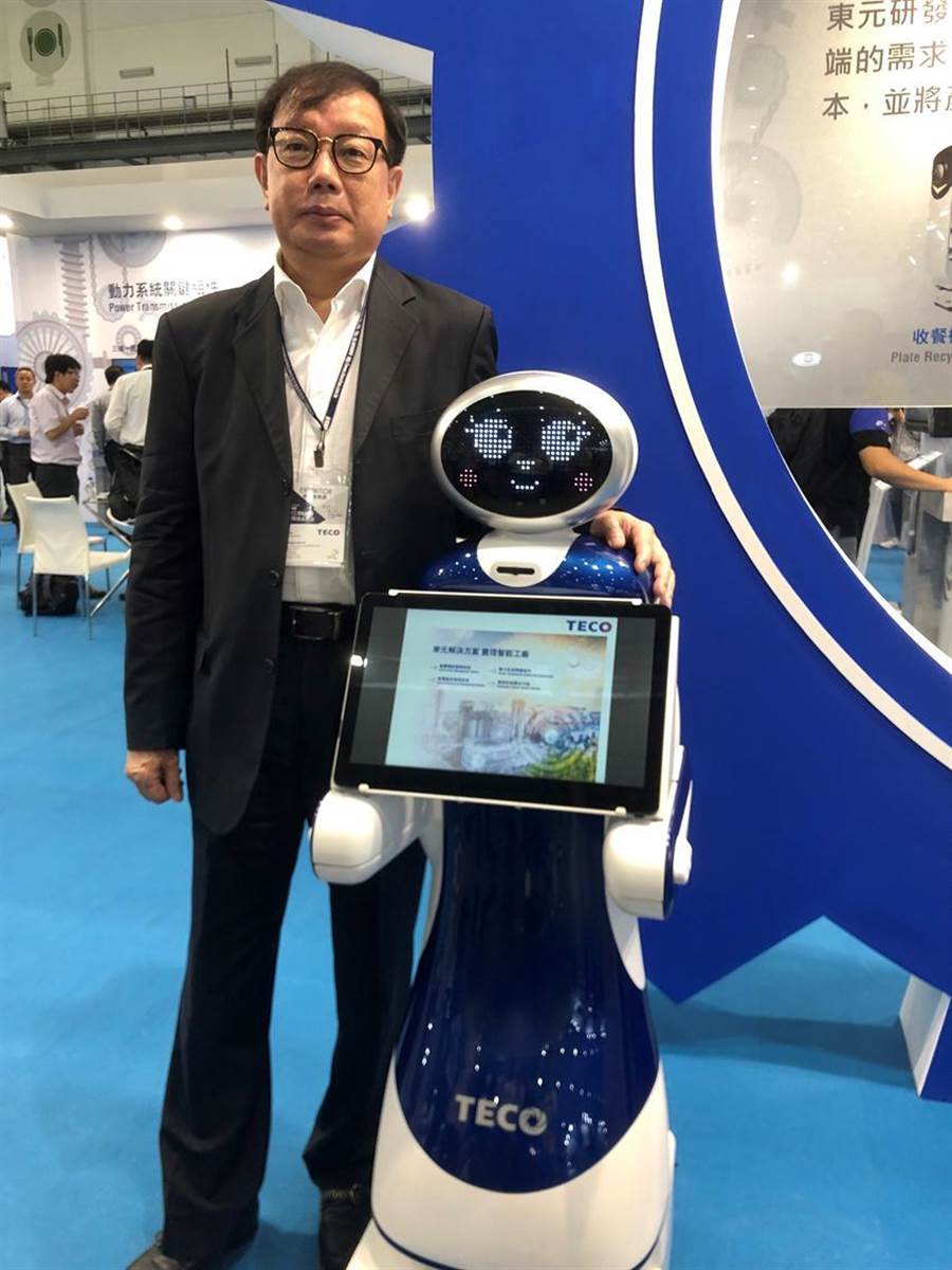 東元電機(jī)新開發(fā)導(dǎo)覽機(jī)器人今首度曝光，負(fù)責(zé)全桉的東元協(xié)理林勝泉。圖／沉美幸