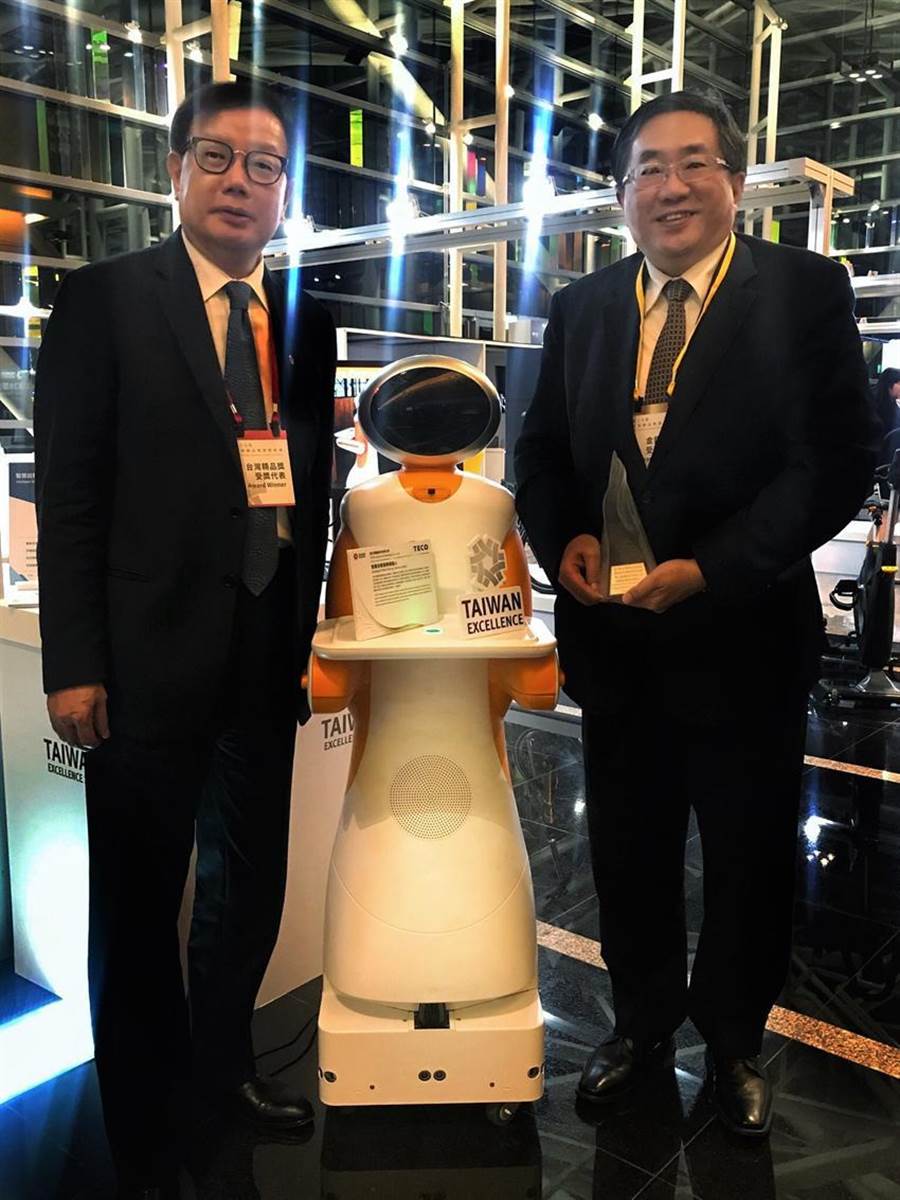 （東元電機自行開發(fā)送餐機器人27日獲頒臺灣精品獎銀質(zhì)獎，圖右為代理總經(jīng)理連昭志、左為負責(zé)開發(fā)的東元電機自動化暨智能系統(tǒng)事業(yè)部協(xié)理林勝泉。圖／業(yè)者提供）
