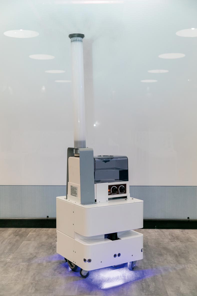 東元3日發(fā)表智慧UVC消毒防疫機(jī)器人，以3D列印技術(shù)，制作雙向360度全面向噴頭，進(jìn)行大面積的噴霧消毒。圖／東元提供
