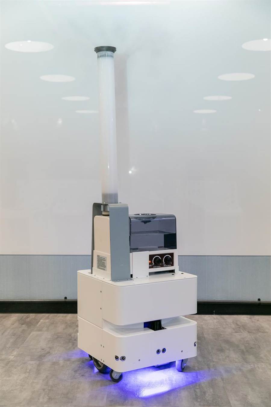 （東元3日發(fā)表智慧UVC消毒防疫機器人，以3D列印技術(shù)，制作雙向360度全面向噴頭，進行大面積的噴霧消毒。圖／東元提供）
