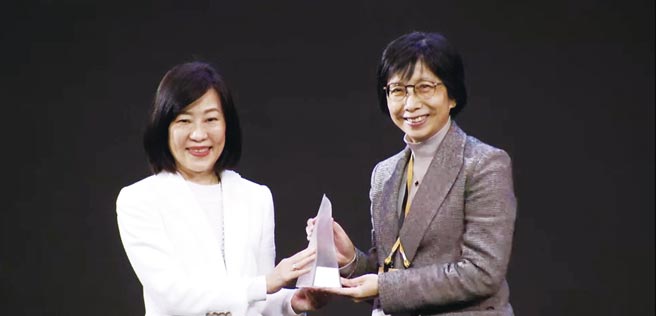 東元電機以「智慧噴霧防疫機器人」勇奪臺灣精品金質獎，由東元電機邱純枝董事長（右）受獎。圖／東元提供
